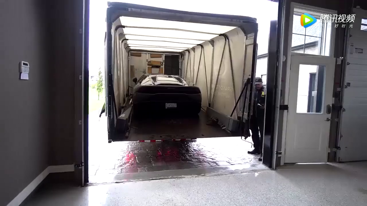 窗帘拉起那一刻，我才知道什么叫超级跑车！