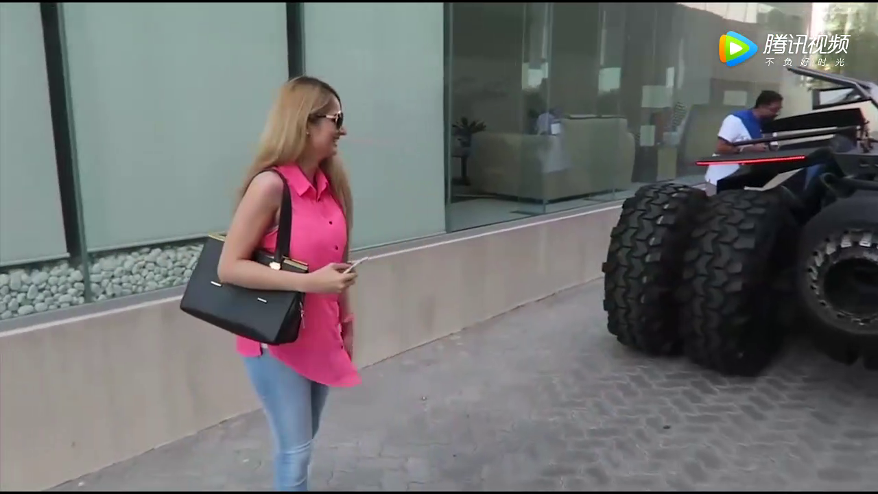 私人订制的超级跑车终于到货了，倒车的时候瞬间尴尬了！