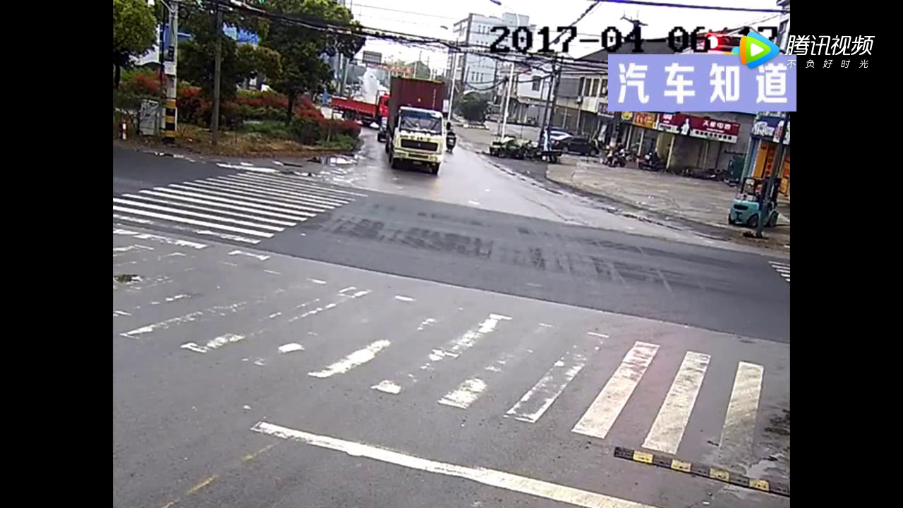 电动车做了一个危险动作，让他死里逃生！