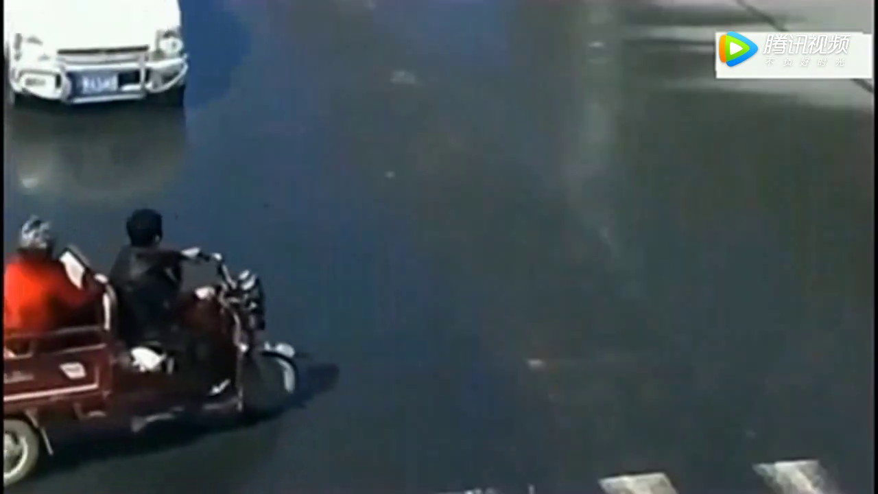 电动车肆无忌惮的被撞飞，是可怜还是活该