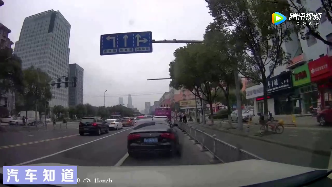 电动车做了一个动作，顺利碰瓷奥迪成功！