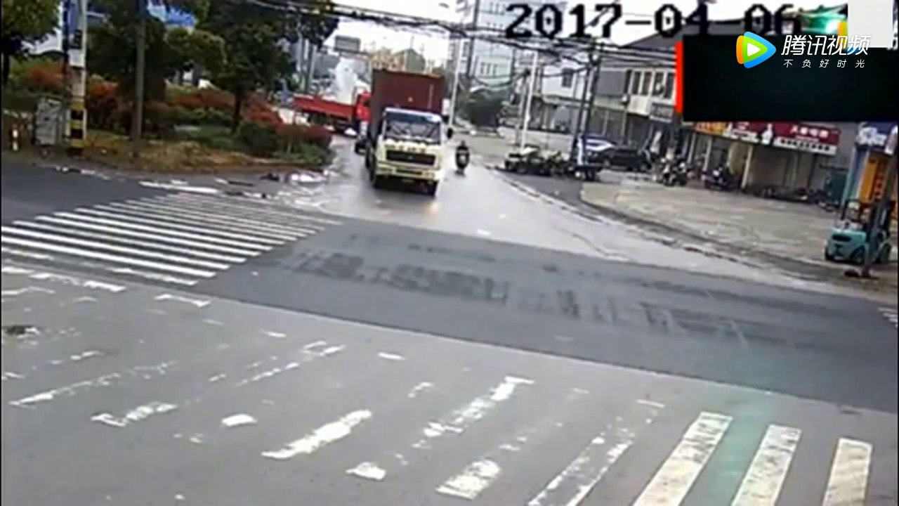 电动车眼看就要被撞飞，监控拍下惊人的一幕