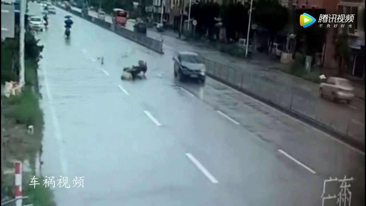 电动车以为轿车会刹住，当看到两个孩子后，心都碎了