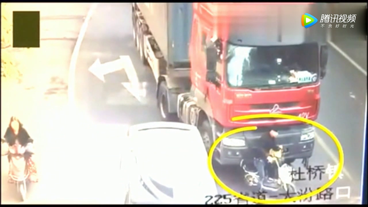 电动车男子被卷入大货车底，接下来一幕万万没想到