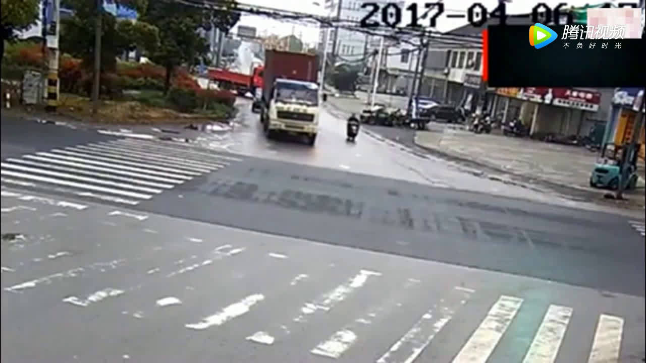 作死电动车挑衅大货车险些丧命，监控却拍下死里逃生一幕  ​