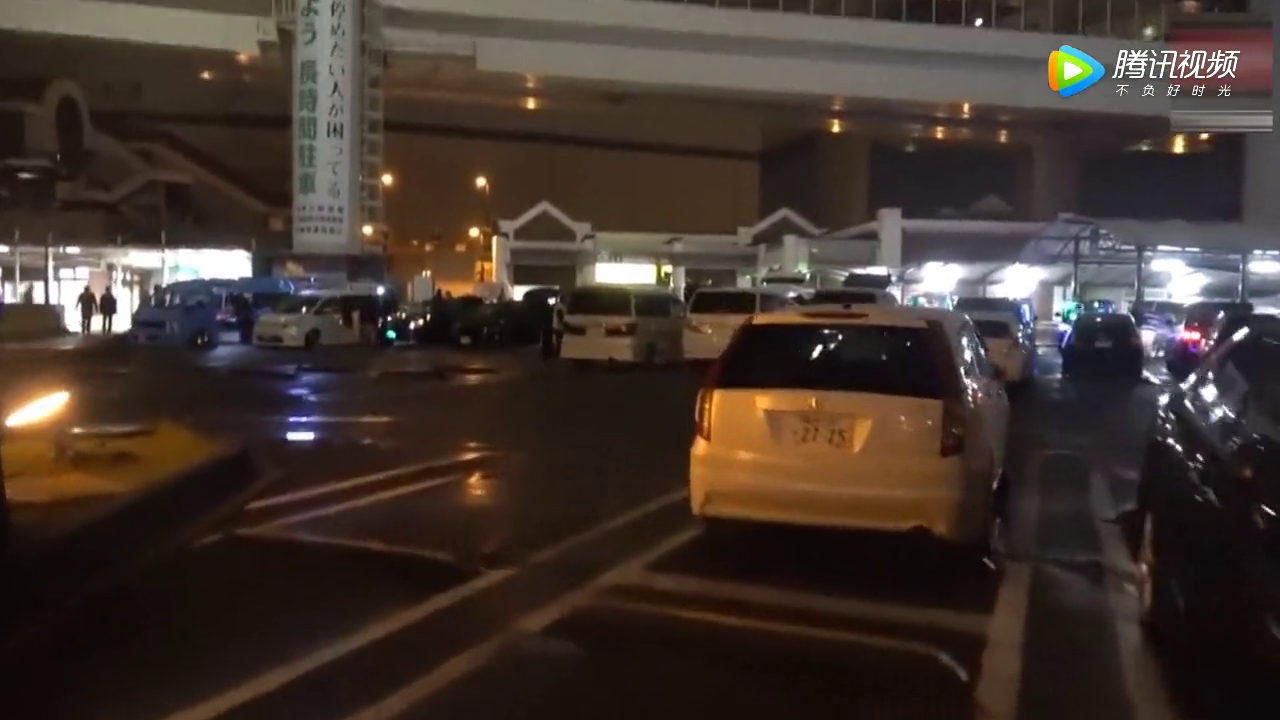 夜拍日本街头几十辆改装车大聚会，实在太酷炫了