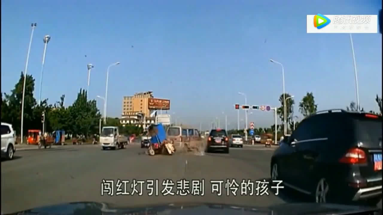 嚣张的电动车强行闯红灯，这一幕太揪心了  ​