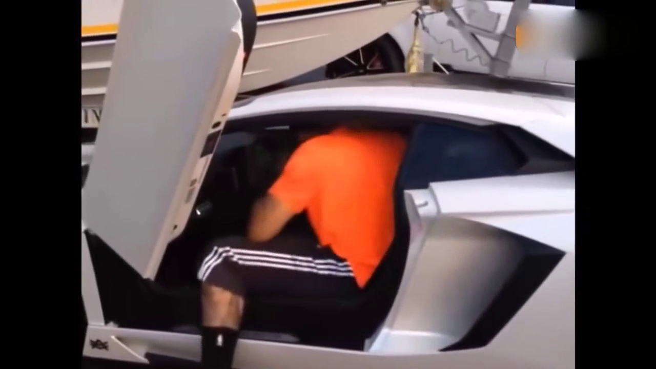 当超级跑车遇到大胖子，你都想不到下车的时候有多尴尬