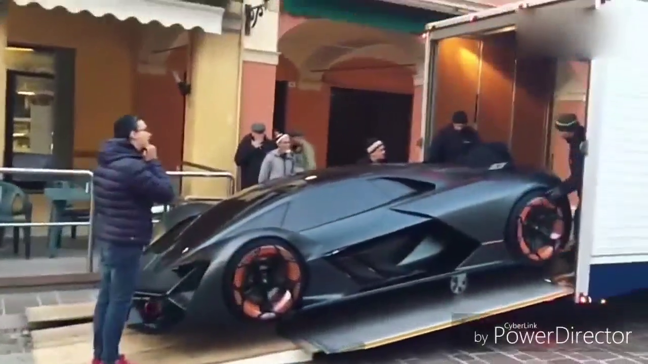 土豪五千万定制的超级跑车刚到货，卸车的那一刻，车主紧张了！