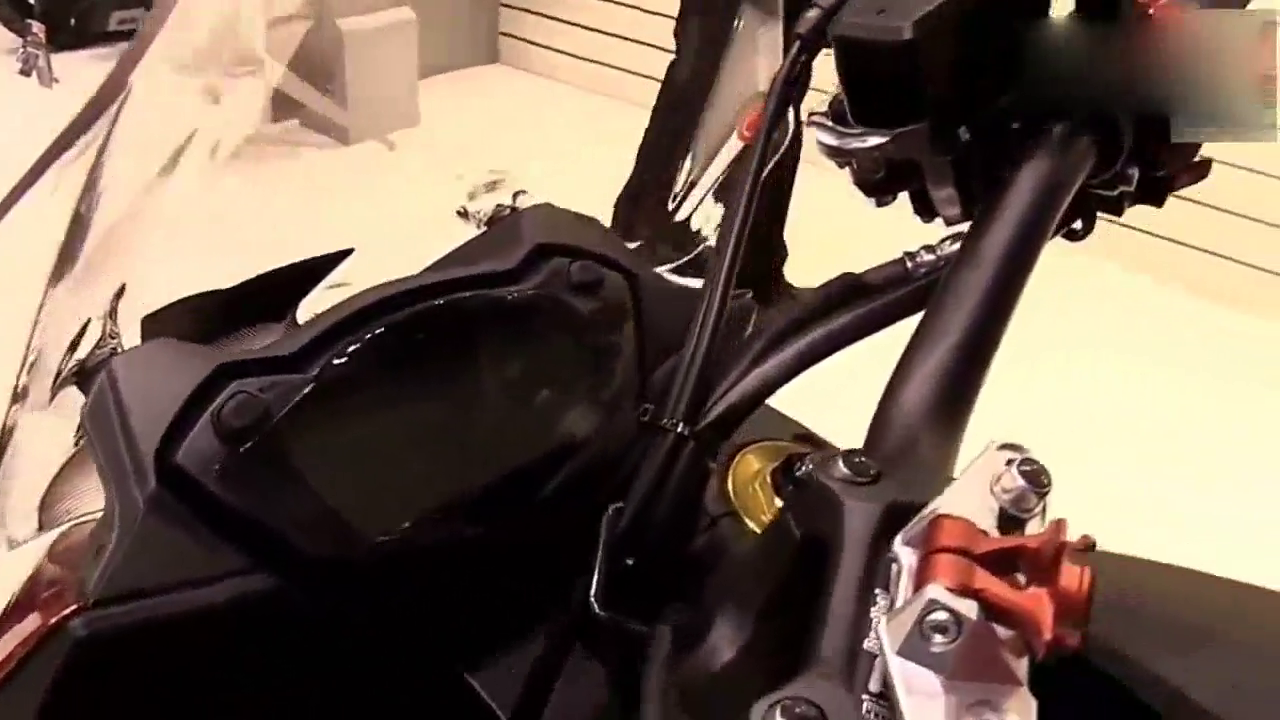 最新款的铃木GSX-S1000特别版，那两个箱子实在是太酷了