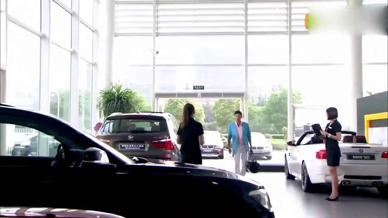 口吃小伙买宝马跑车，被4S店女销售员看不起，直接现金付款