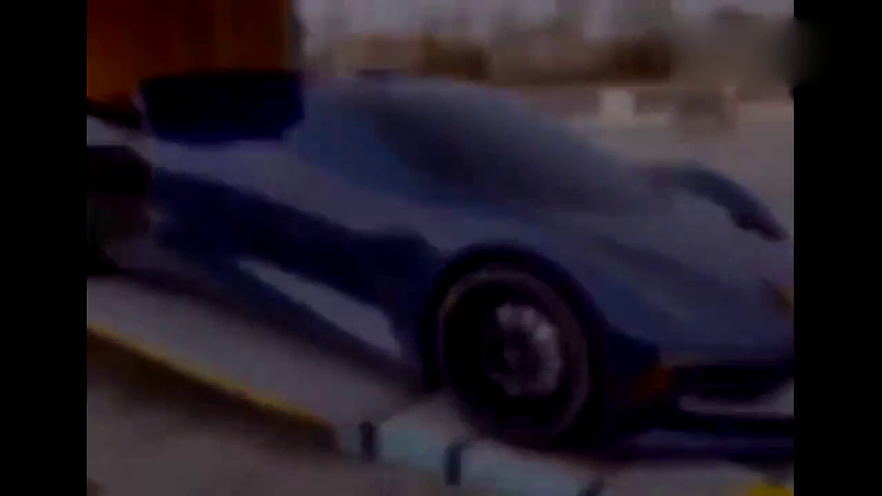 富豪买的超级跑车送到家，竟然连车门都找不到在哪里