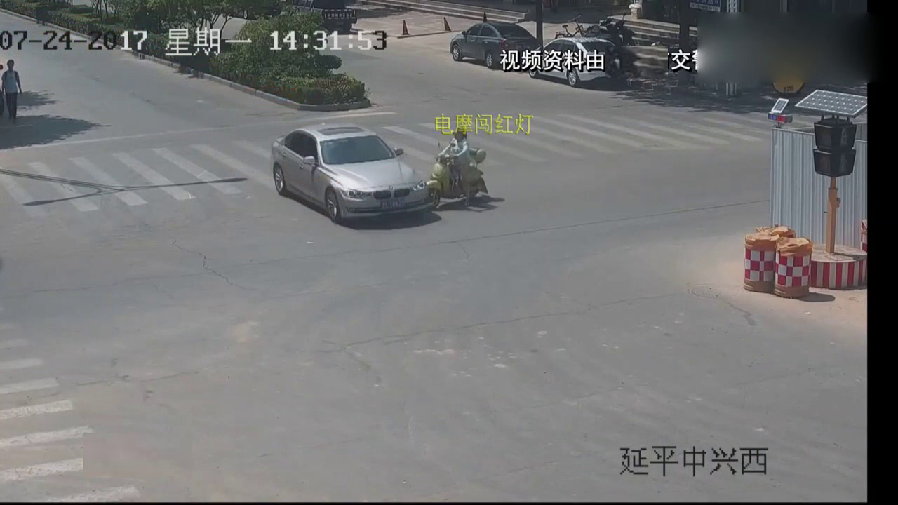 女子骑电动车闯红灯，宝马司机含泪背下黑锅