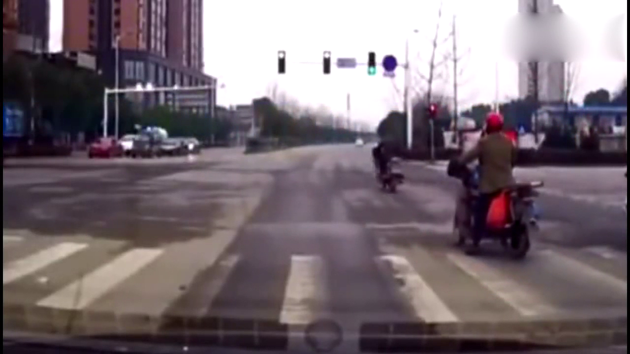 逆行的电动车司机以为小车会让着他 结果太惨烈