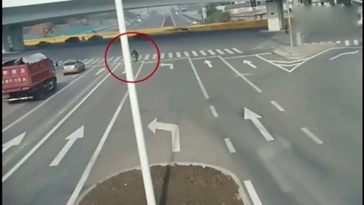 所有车都在等红灯，电动车却冲了出去，生命最后3秒被拍下