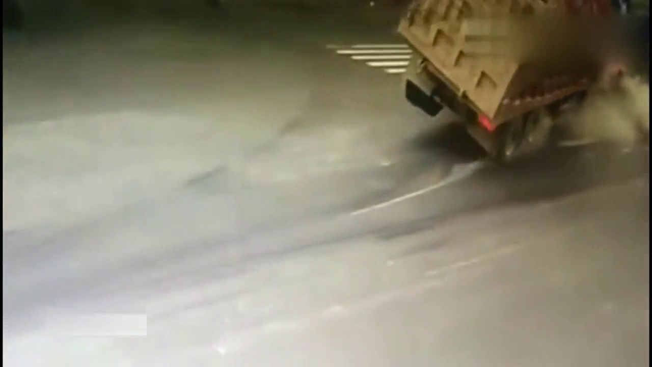 大货车只想救下闯红灯的电动车，却没有想到结局会这样