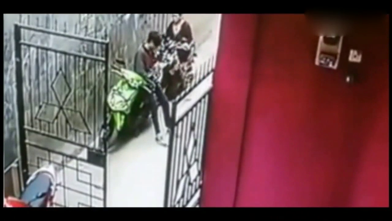 女子骑电动车回家，发现门口一名陌生男子，监控拍下了罪恶的一幕