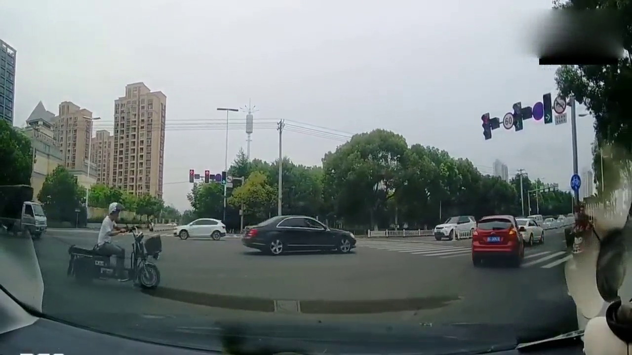 逆行电动车就这样撞了上来，轿车司机有苦也难言