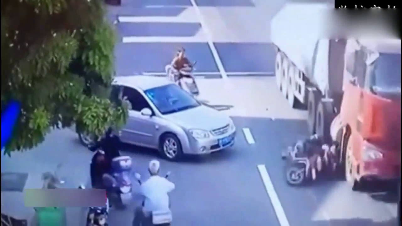 两女子骑电动车随意变道，不仅害了自己还害了货车司机！