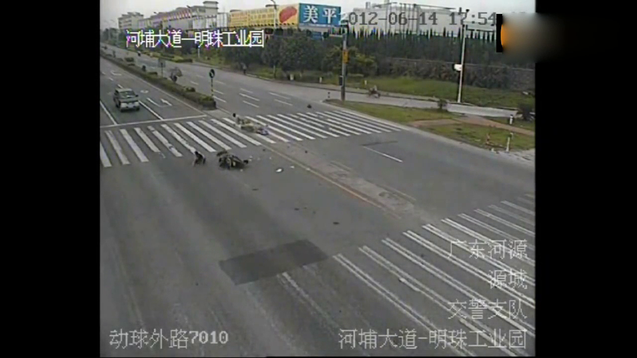 两败俱伤，摩托车飞速撞翻电动车