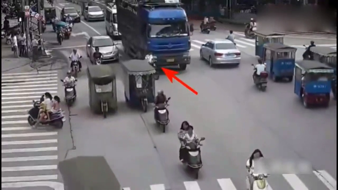 无知电动车男子竟敢与大货车抢道，监控拍下这惊险一幕