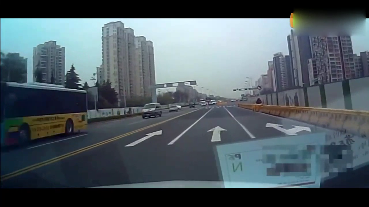 最惨电动车闯红灯的后果，被两车先后撞击