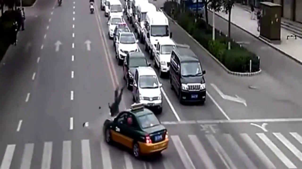 电动车男子逆行闯红灯，出租车司机用实际行动给他上了一课