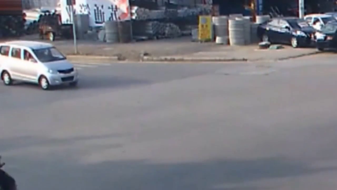 电动车想碰瓷，可惜他找错了对象，面包车可不是好惹的