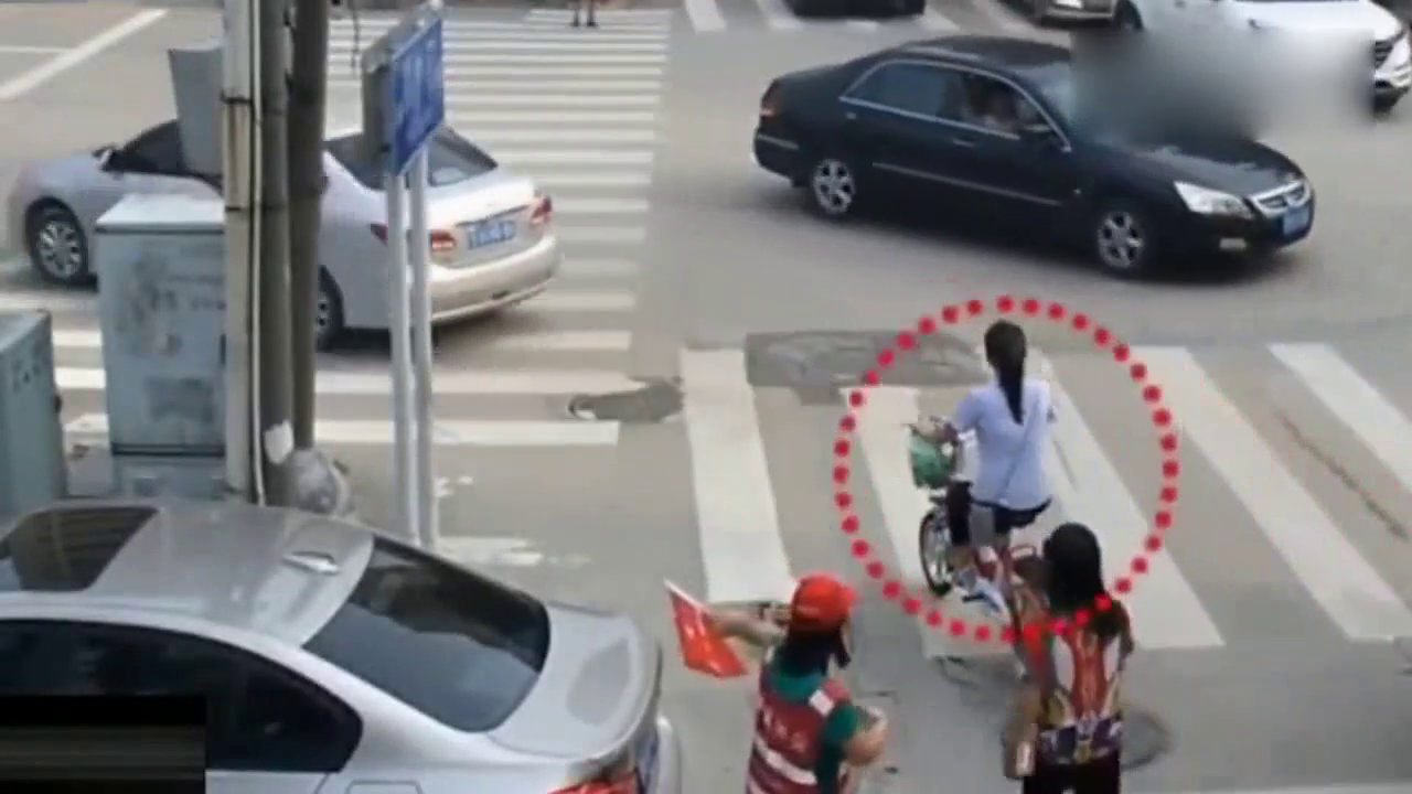 电动车美女被泥罐车卷入车底，到底是可怜还是活该？