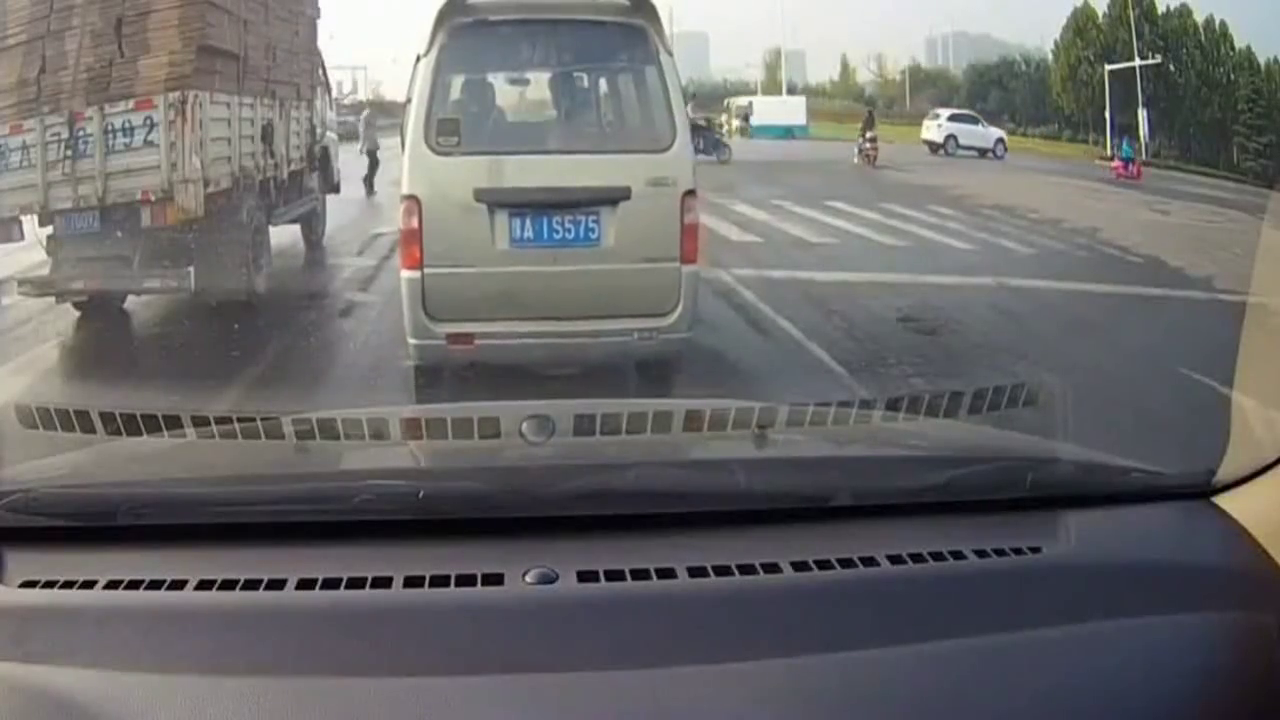 电动车真是作死的，没见过这么闯红灯的，你不是找死是自杀