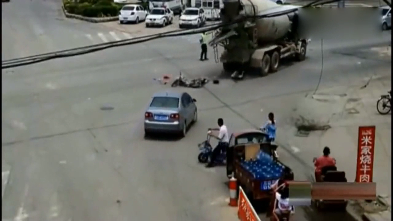 电动车男子骑车在交警面前闯红灯横穿马路，大罐车一点都没有惯他