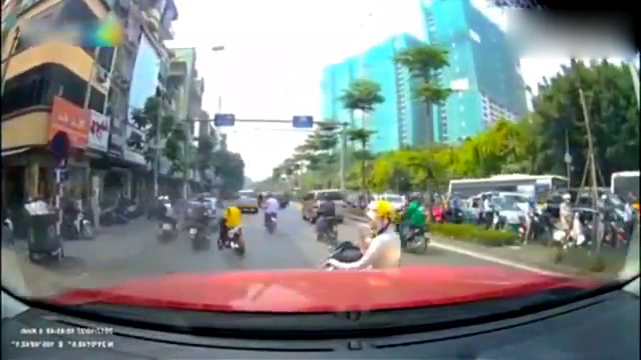 嚣张电动车女子遇到了路怒症，下一秒直接开始怀疑人生