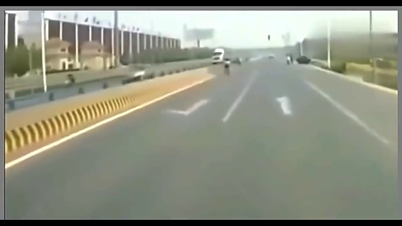 大货车真想撞上去！不断按喇叭示警，电动车女子依然我行我素