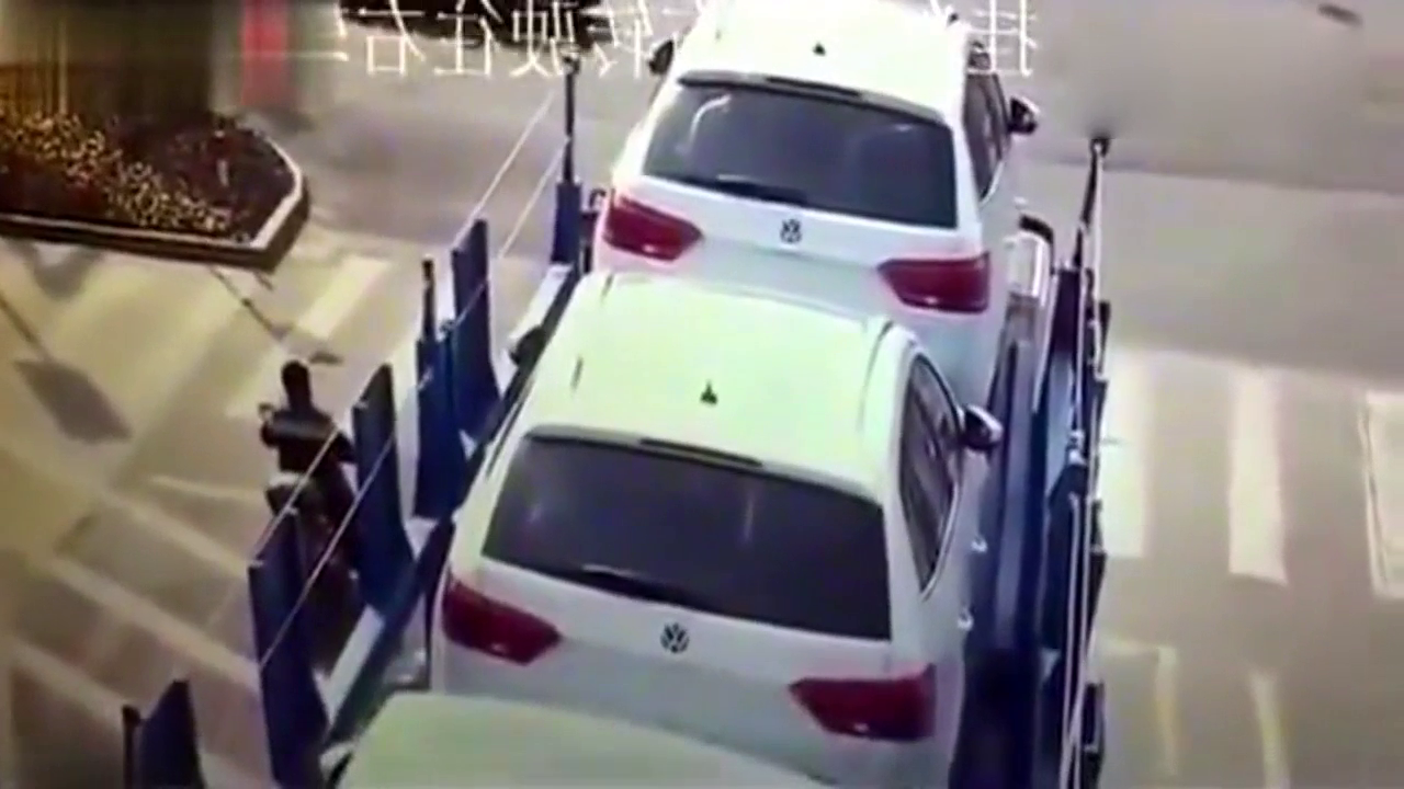 电动车男子在等红灯，没想到死神突然降临，监控拍下这揪心的一幕