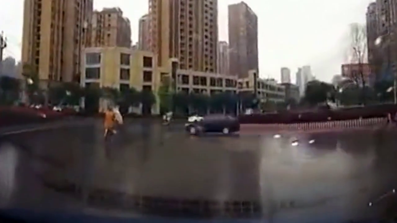 电动车妹子雨天逆行，小轿车拼死刹车，还是没能避免这场车祸