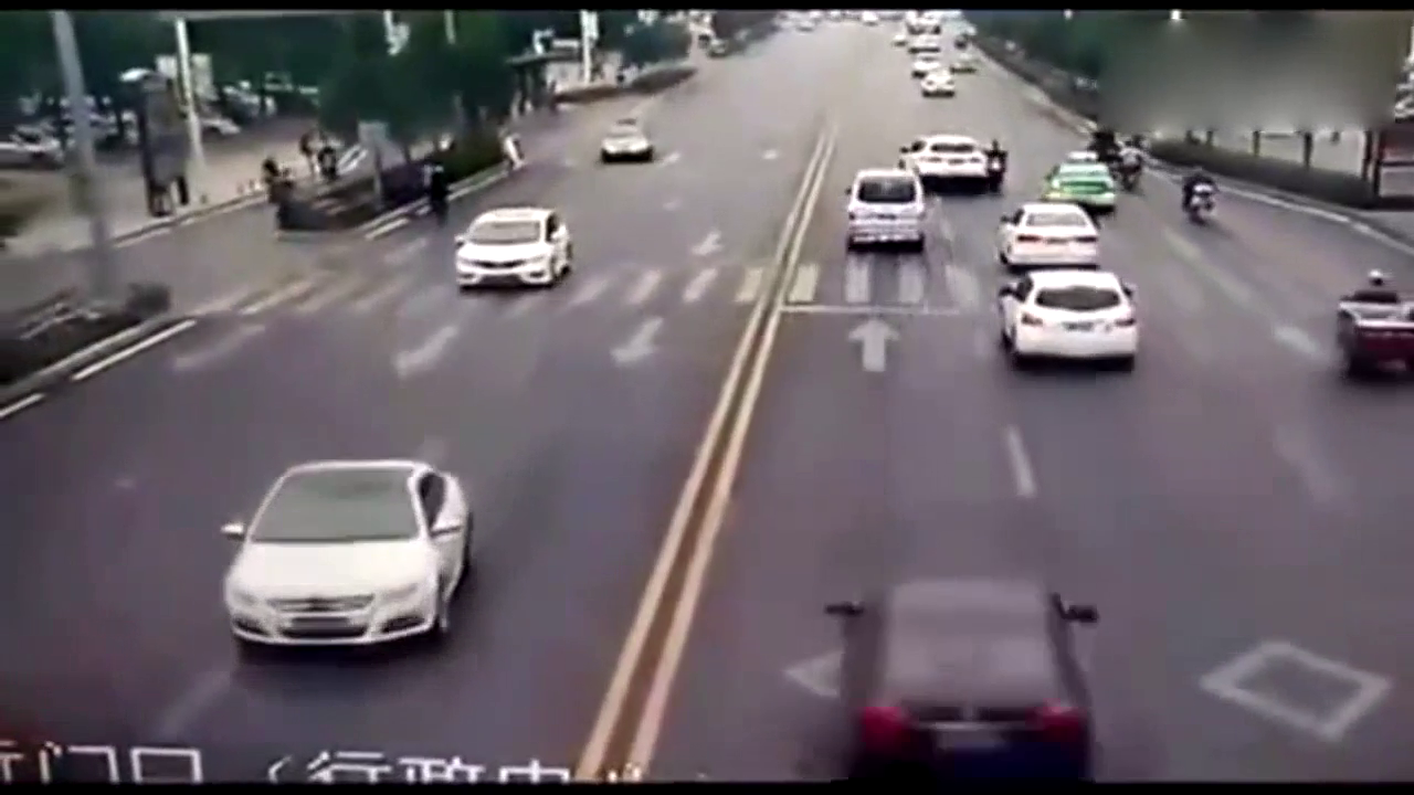 肆无忌惮的电动车在车流中逆行，结果可想而知！