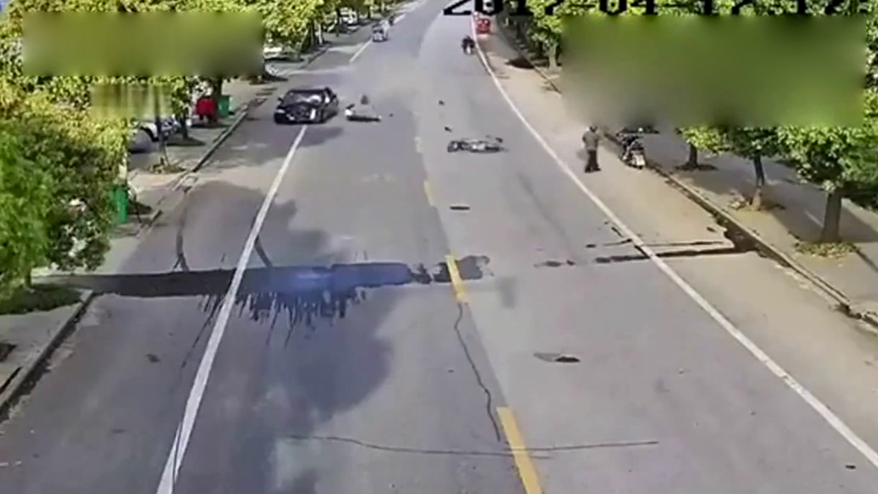 男子骑电动车突然转弯，看完我都觉得替他疼