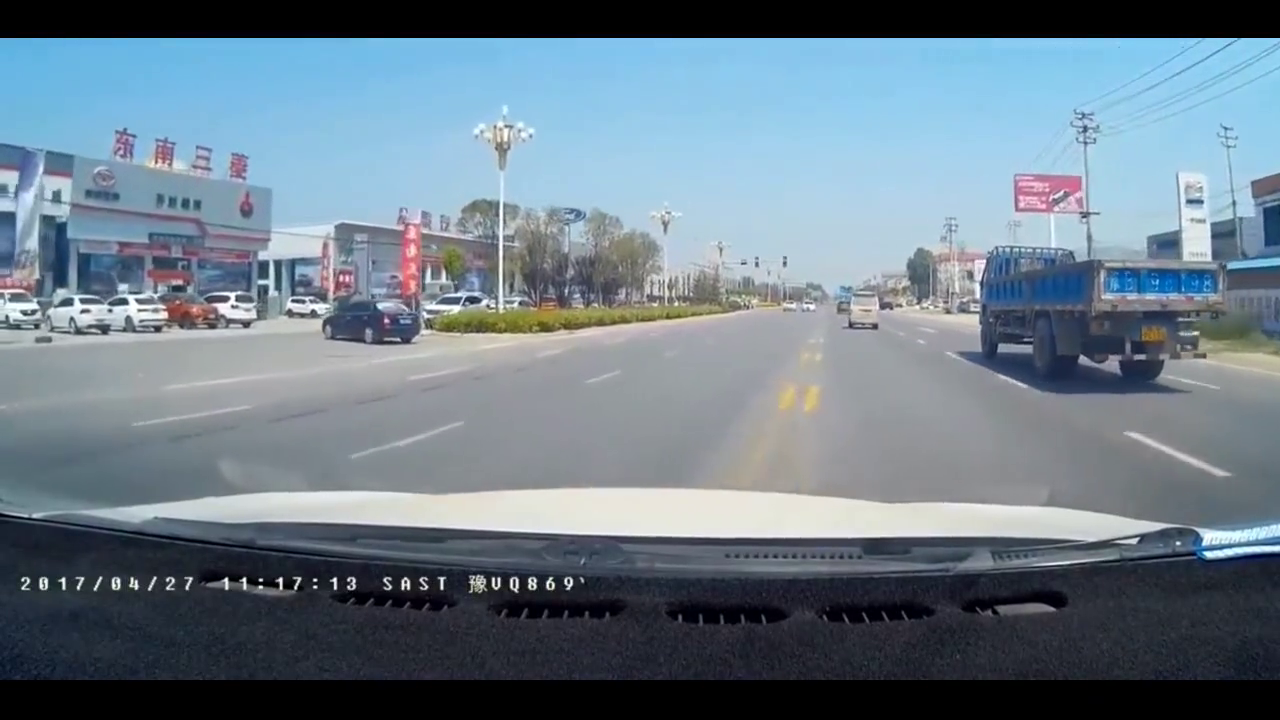 活该！宝马车随意掉头，下一秒就被电动车撞了一个坑