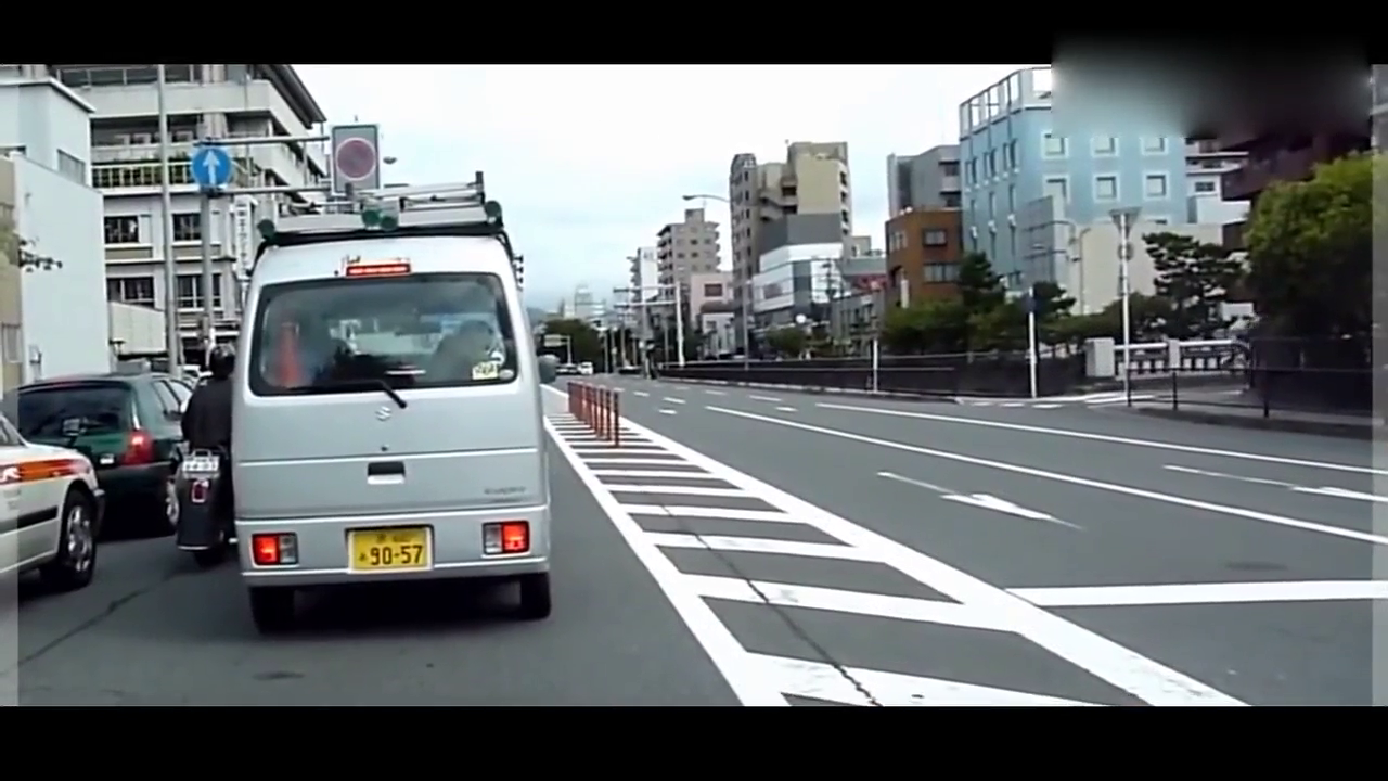 美女汽车过马路，被电动车撞翻