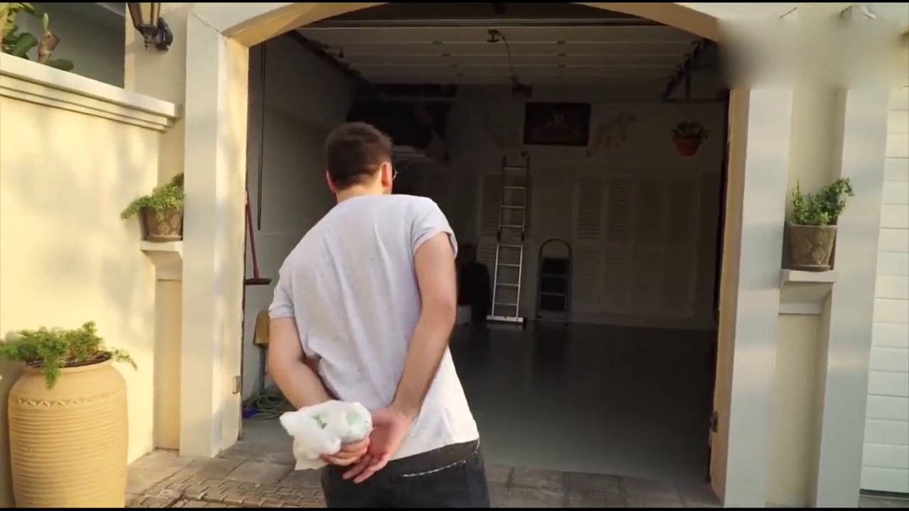 开四千万超级跑车去送外卖，下车的那一刻，顾客彻底傻眼了！