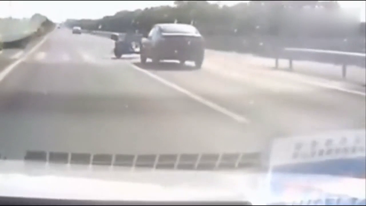 斑马线前作死不减速，电动车惨遭截杀！下一秒画面太惨