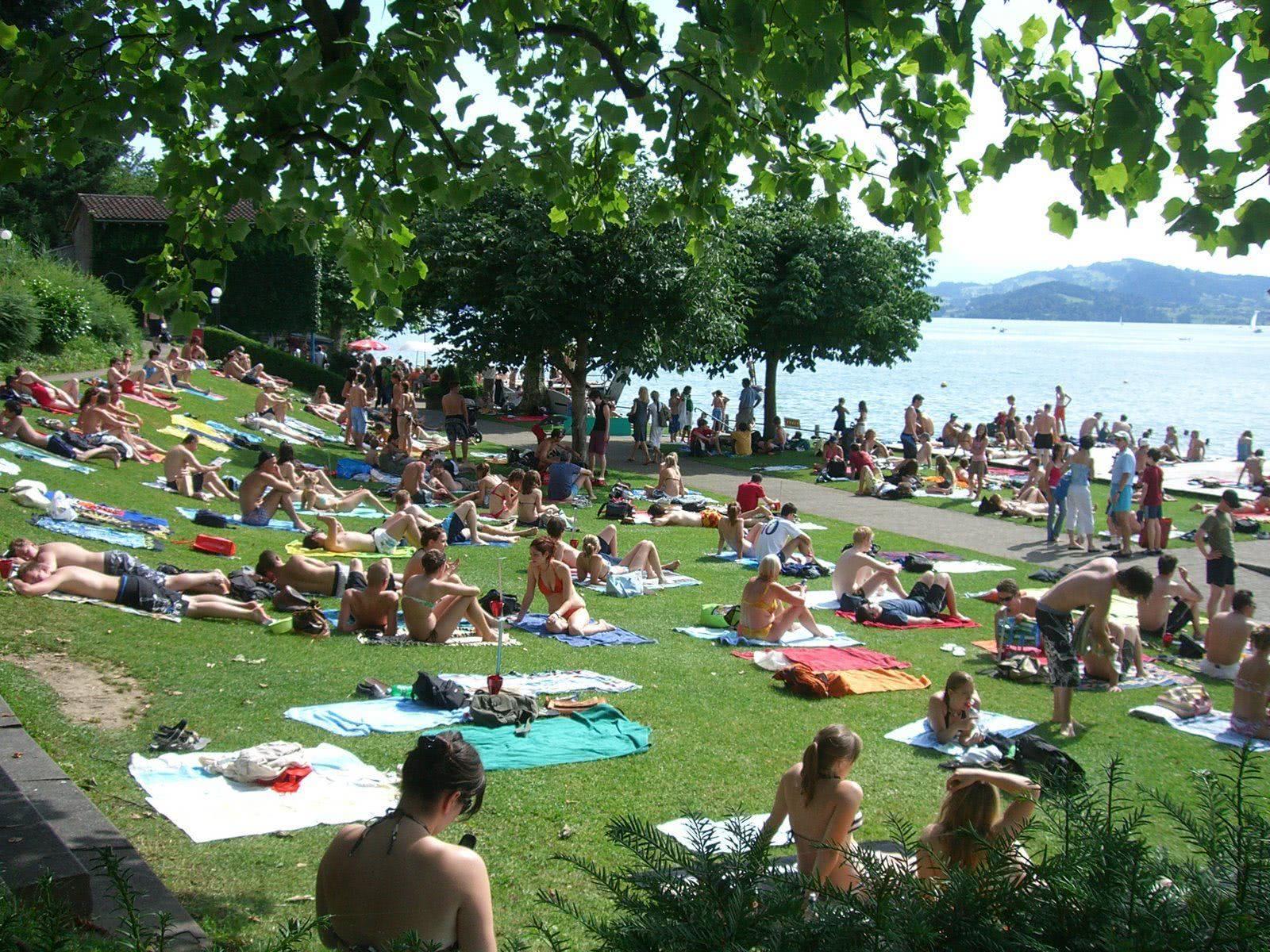 世界上最幸福的国家,政府想给人民送钱,大家还