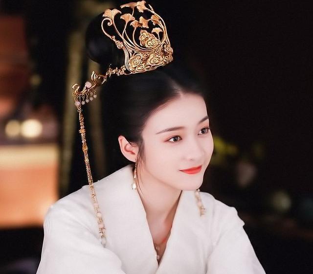 《白发王妃》杀青,罗云熙再演帝王,男女主角白发造型曝光。