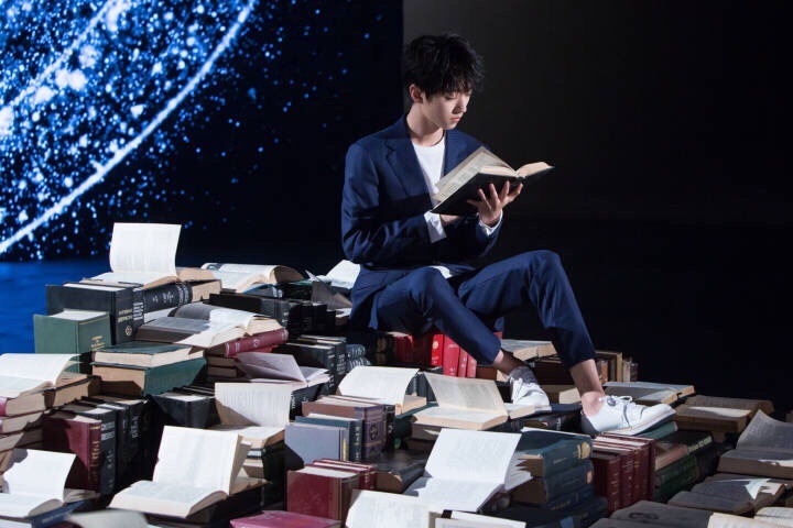 王俊凯广告拍摄花絮图:镜头下安静读书的少年,温文儒雅