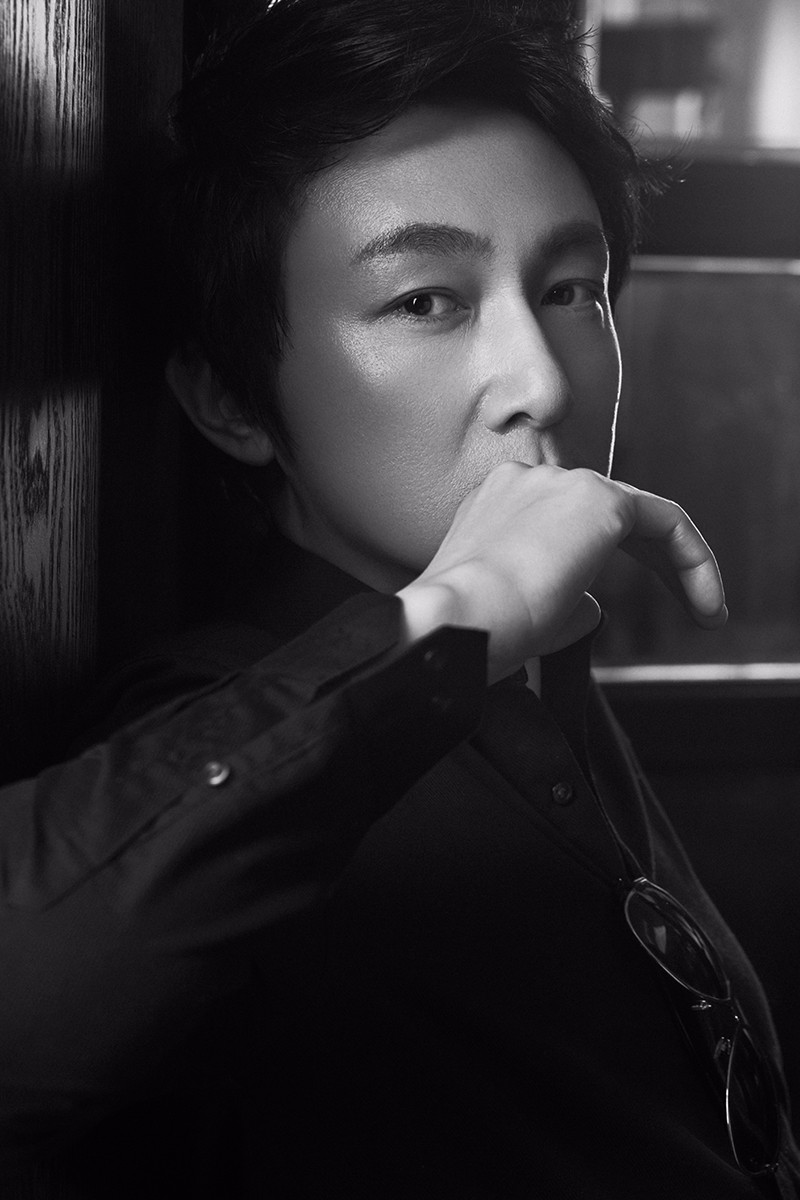 苏可戴墨镜黑白风儒雅有味道 演绎《大明皇妃》“于谦”很过瘾