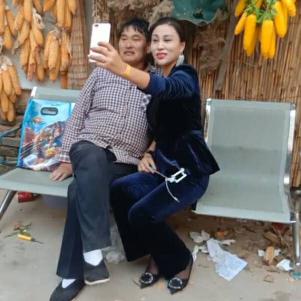 大衣哥和女粉丝院中合影,坐姿引发网友热议:不怕大衣嫂吃醋?