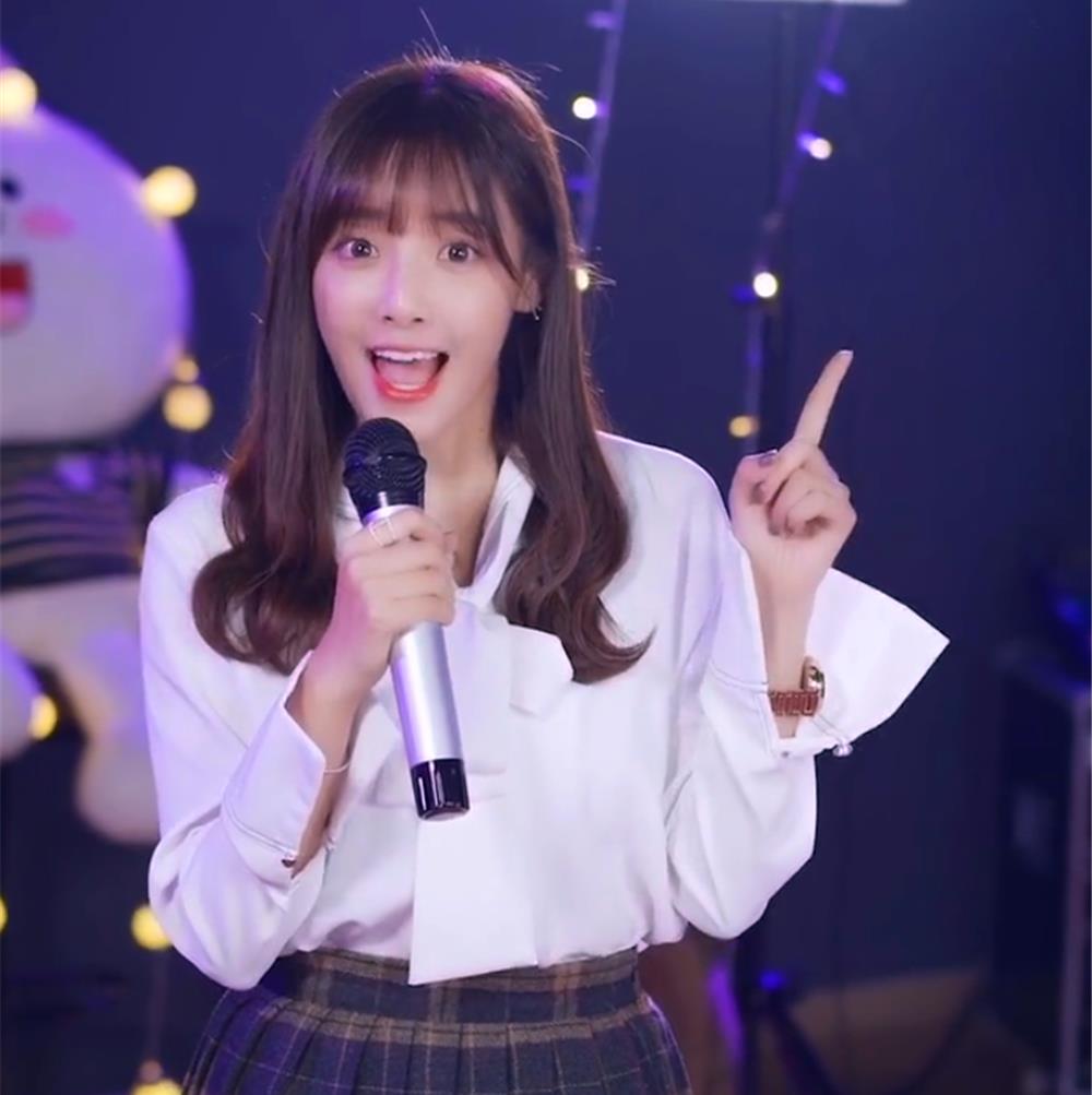 路人手机镜头下的网红兔子牙,离开美颜之后长