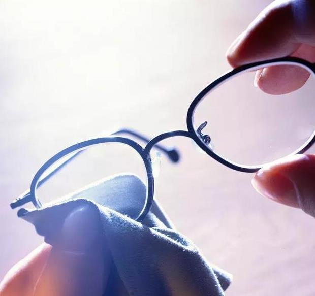 眼镜片有划痕?通知你几个运用小技巧,真能让它