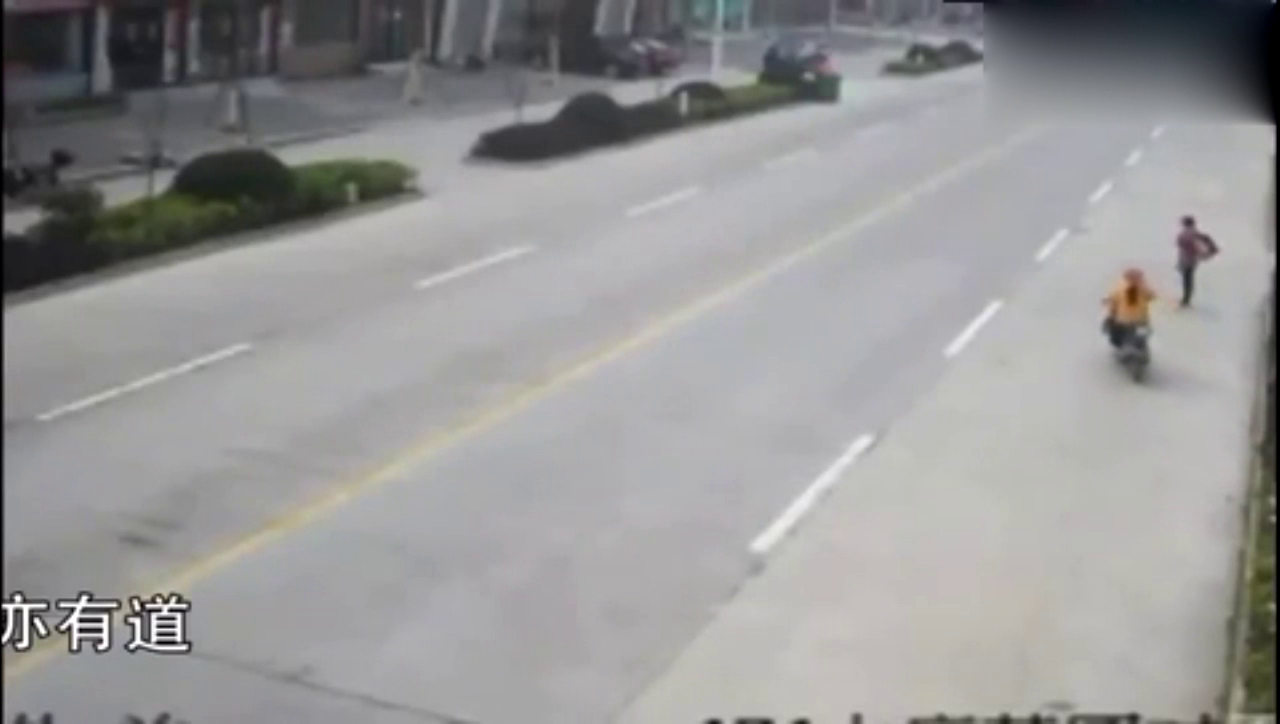 电动车和大货车依抢道，没想到自以为是的丢了命！