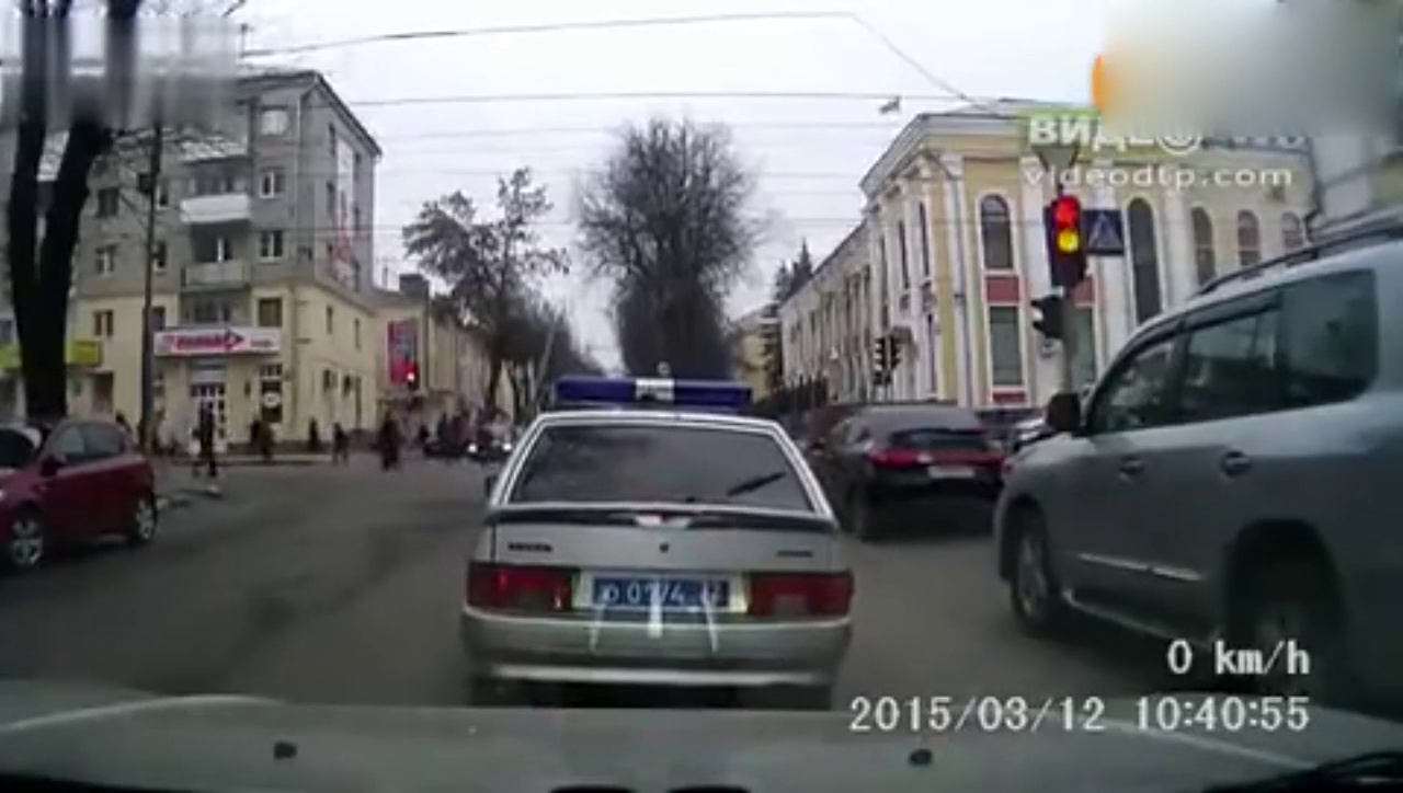 SUV在警车面前加塞，看警察如何死磕违章司机